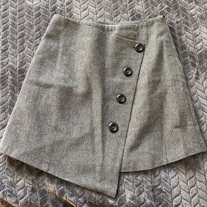 Grey skirt with buttons.